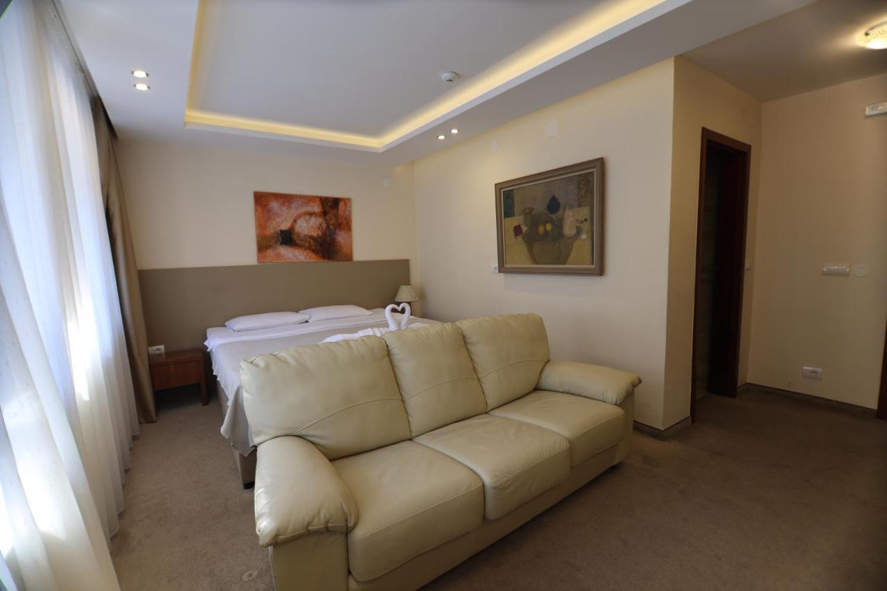 Hotel Happy Dimitrovgrad Esterno foto